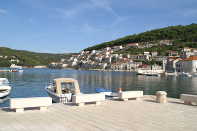 Einer der vielen kleinen Häfen auf Brac in Kroatien.